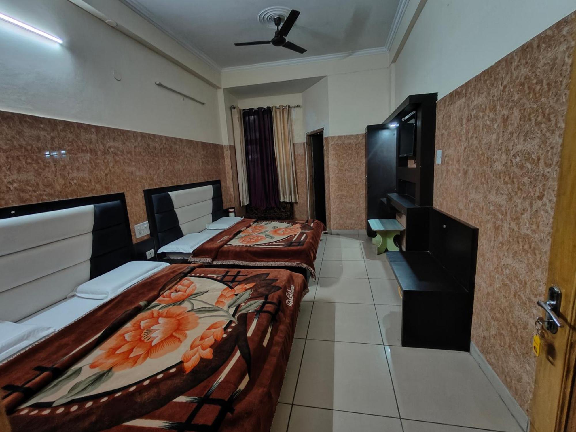 Aashirwad Hotel Катра Экстерьер фото