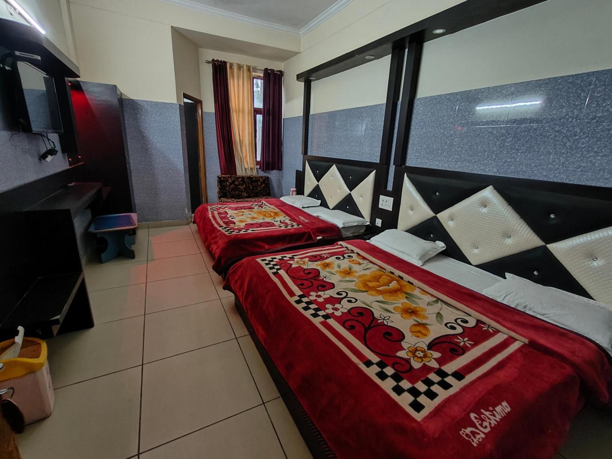 Aashirwad Hotel Катра Экстерьер фото